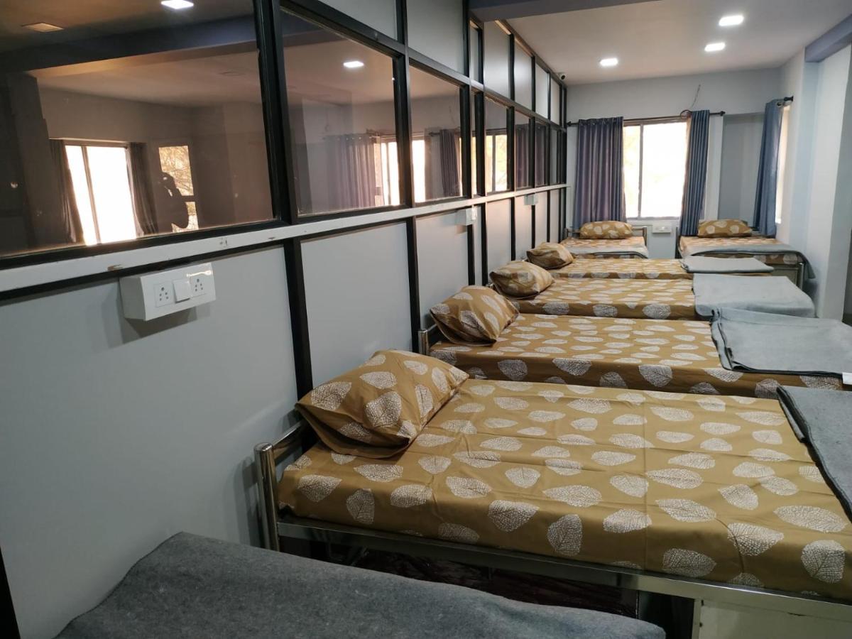 Shiv Sai Dormitory Vadodara Dış mekan fotoğraf