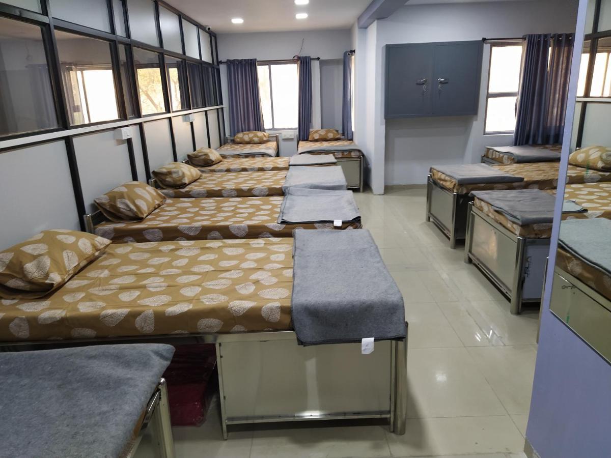 Shiv Sai Dormitory Vadodara Dış mekan fotoğraf